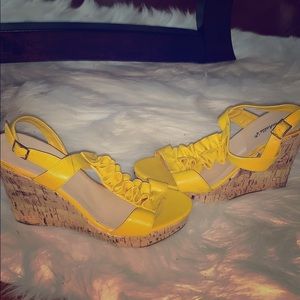Yellow wedges heels 💛